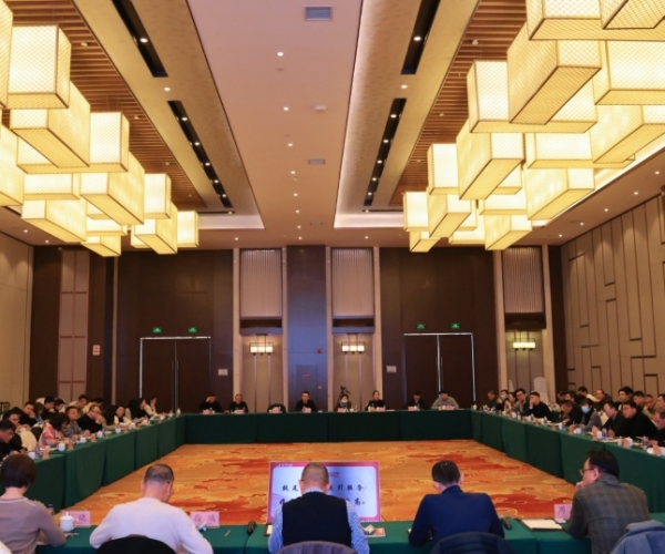 奋进2025丨第一娱乐丝绸工贸生长聚会聚焦新程